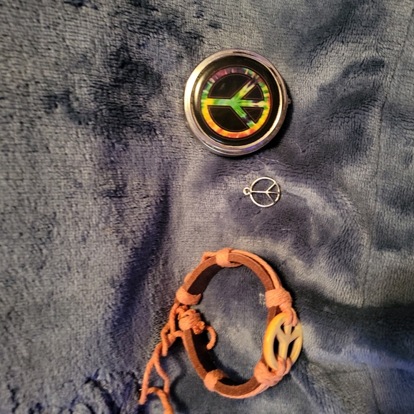Peace-related grouping of three items. A pendant, a bracelet and a pill holder. - Picture 2 of 10